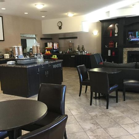 Hotel Ramada By Wyndham Brooks Esterno foto