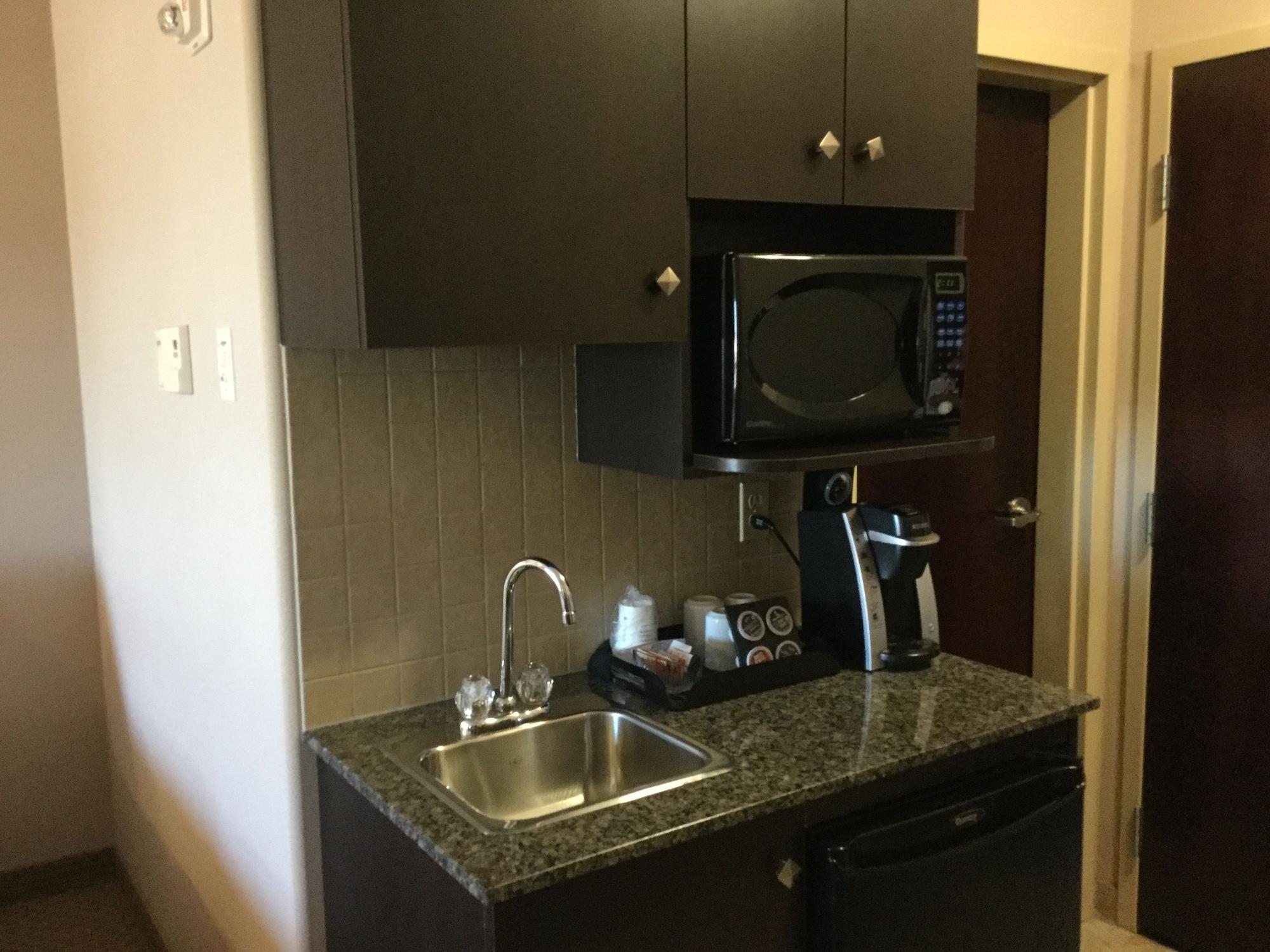 Hotel Ramada By Wyndham Brooks Esterno foto