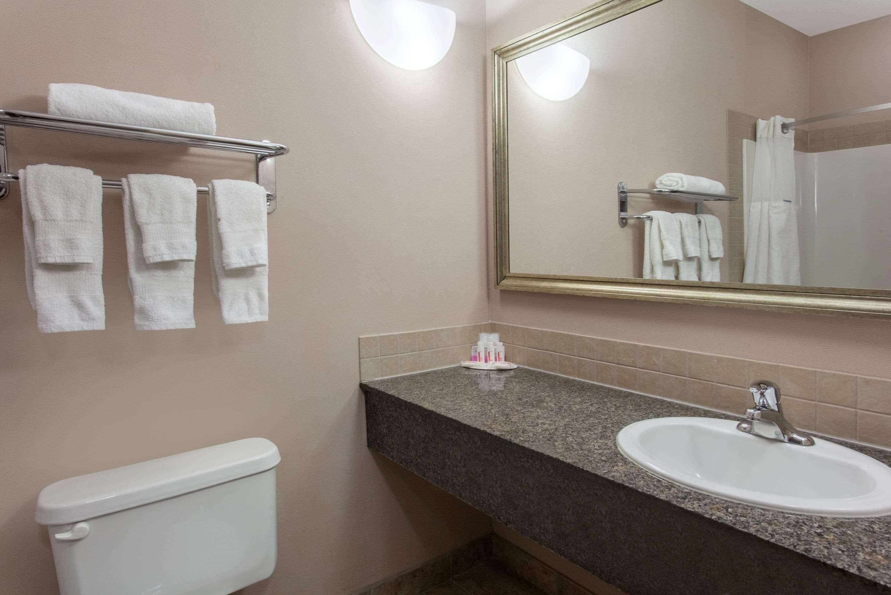 Hotel Ramada By Wyndham Brooks Esterno foto