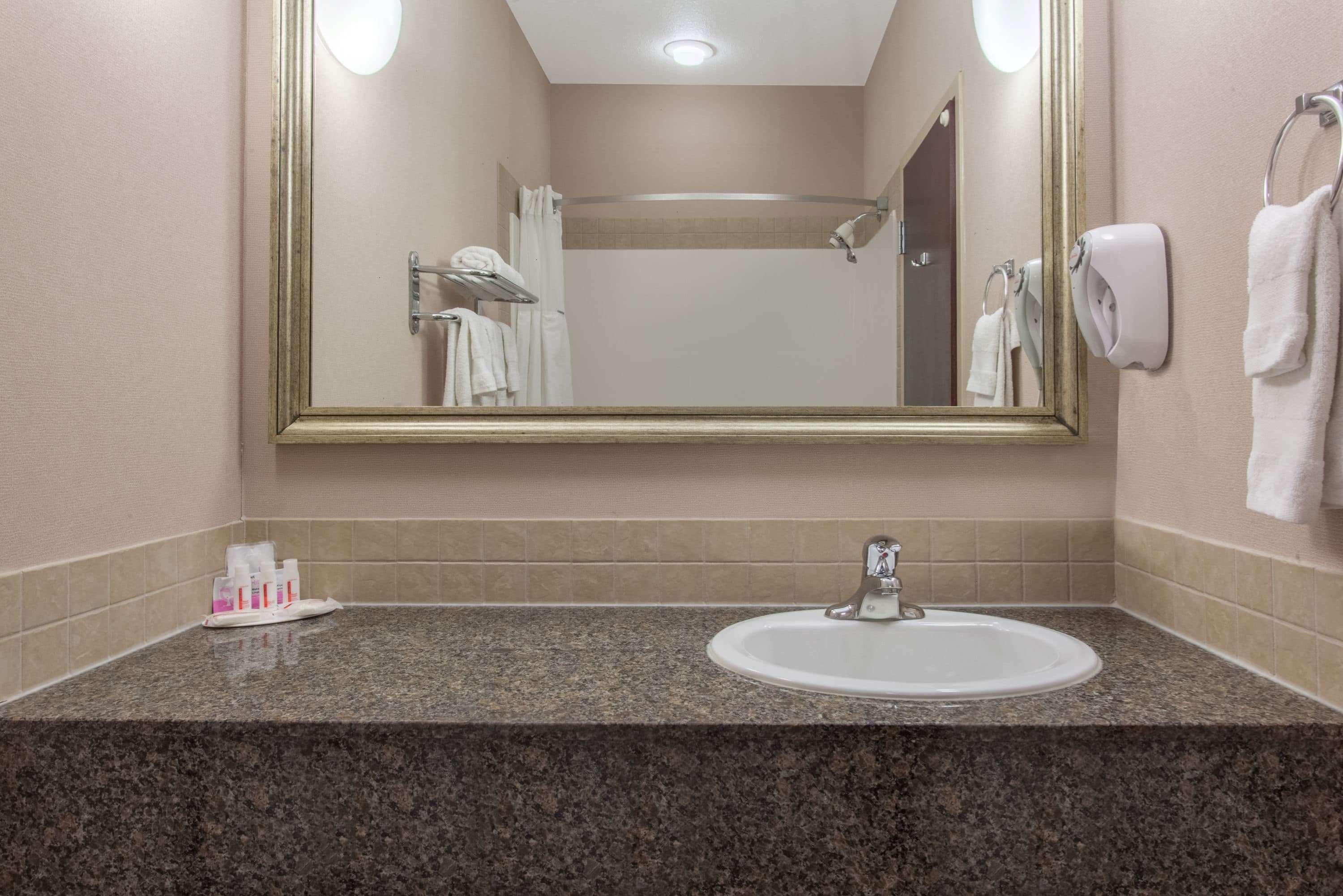 Hotel Ramada By Wyndham Brooks Esterno foto