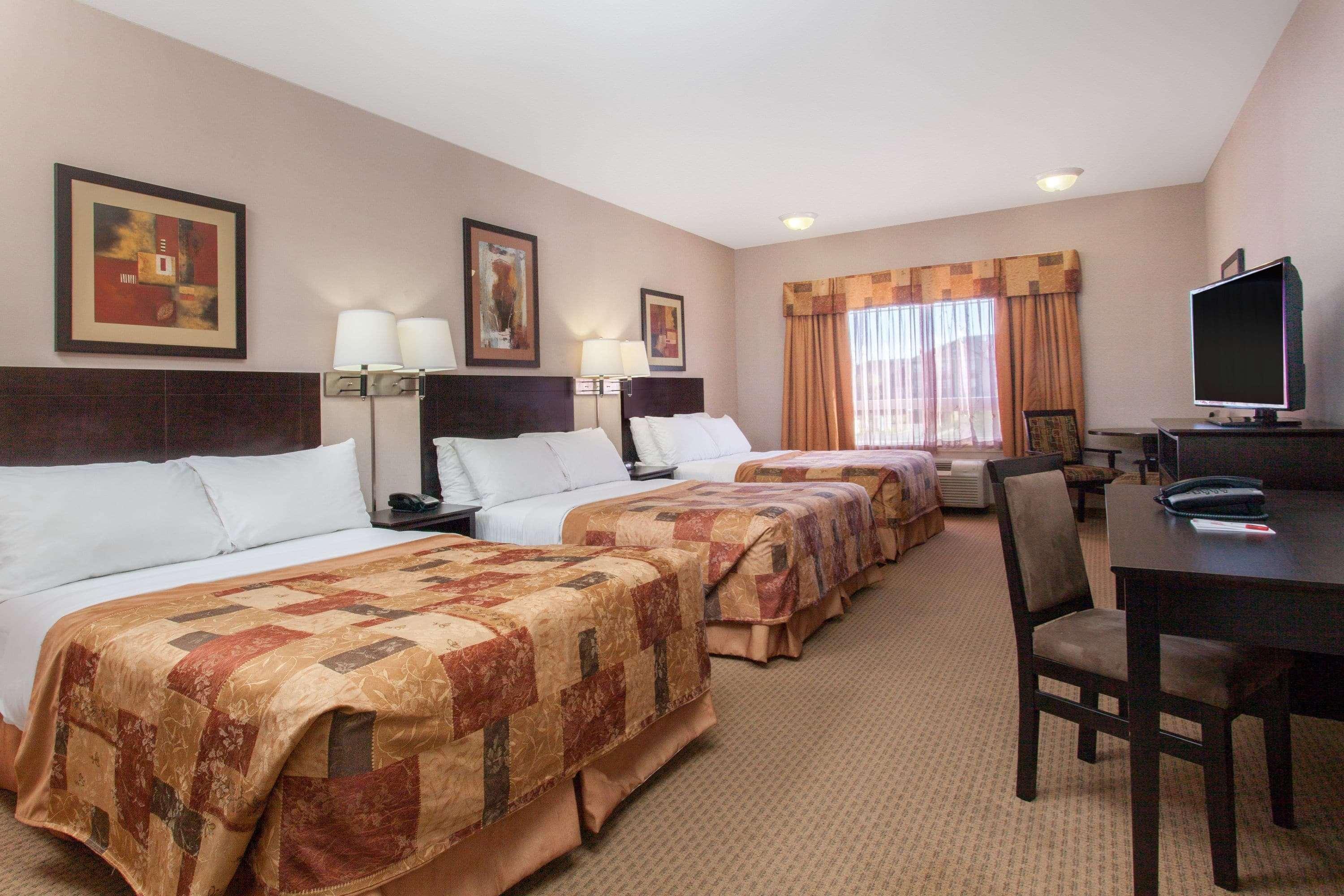 Hotel Ramada By Wyndham Brooks Esterno foto