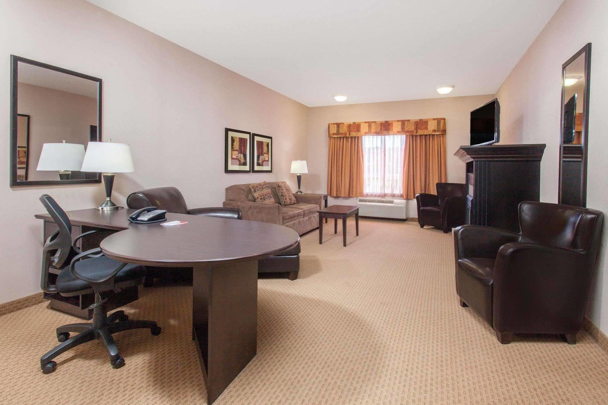 Hotel Ramada By Wyndham Brooks Esterno foto