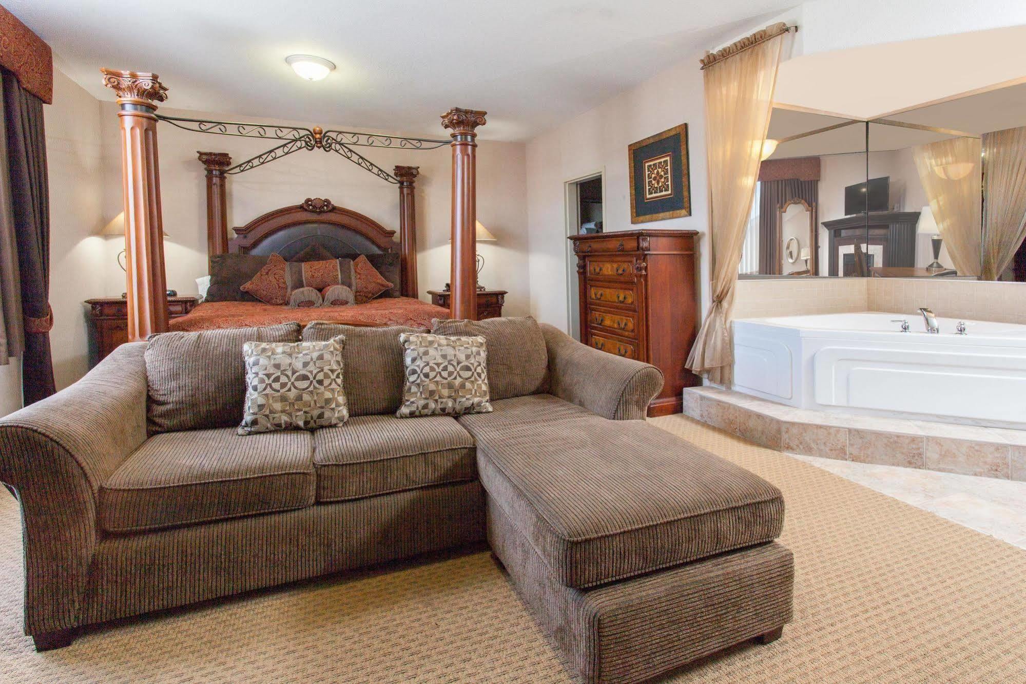 Hotel Ramada By Wyndham Brooks Esterno foto