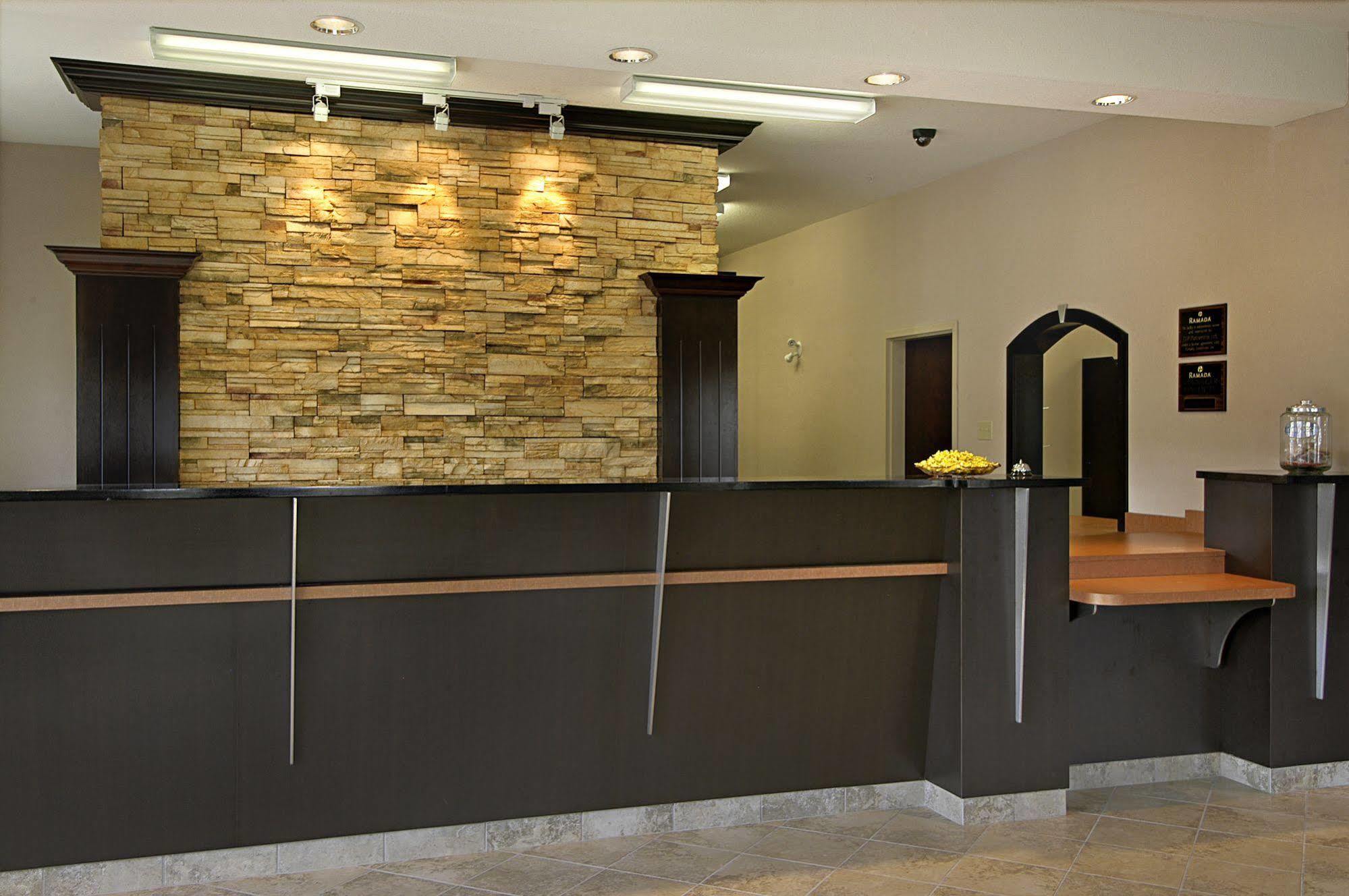 Hotel Ramada By Wyndham Brooks Esterno foto