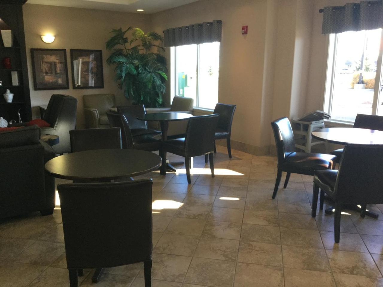 Hotel Ramada By Wyndham Brooks Esterno foto