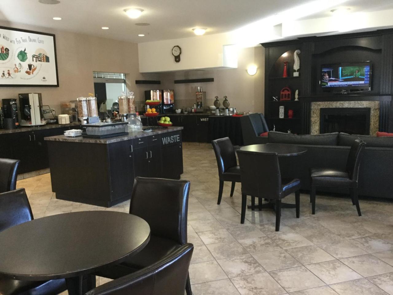 Hotel Ramada By Wyndham Brooks Esterno foto